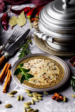 Eski bir arka plan üzerinde mutfak aksesuarları ile yemek pişirmek için baharat