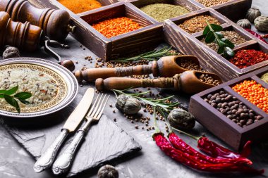 Eski bir arka plan üzerinde mutfak aksesuarları ile yemek pişirmek için baharat