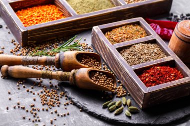 Eski bir arka plan üzerinde mutfak aksesuarları ile yemek pişirmek için baharat