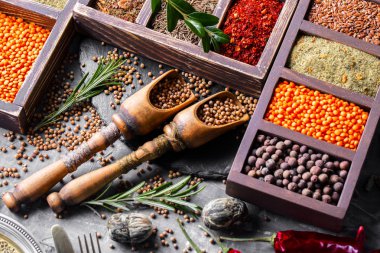 Eski bir arka plan üzerinde mutfak aksesuarları ile yemek pişirmek için baharat