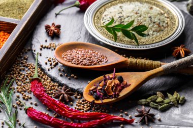 Eski bir arka plan üzerinde mutfak aksesuarları ile yemek pişirmek için baharat