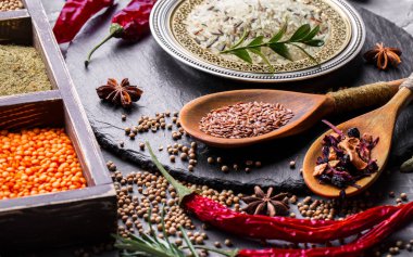 Eski bir arka plan üzerinde mutfak aksesuarları ile yemek pişirmek için baharat