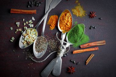 Eski bir arka plan üzerinde mutfak aksesuarları ile yemek pişirmek için baharat