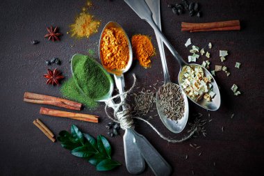 Eski bir arka plan üzerinde mutfak aksesuarları ile yemek pişirmek için baharat