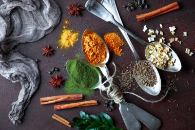 Eski bir arka plan üzerinde mutfak aksesuarları ile yemek pişirmek için baharat