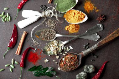 Eski bir arka plan üzerinde mutfak aksesuarları ile yemek pişirmek için baharat