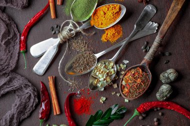 Eski bir arka plan üzerinde mutfak aksesuarları ile yemek pişirmek için baharat