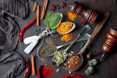 Eski bir arka plan üzerinde mutfak aksesuarları ile yemek pişirmek için baharat