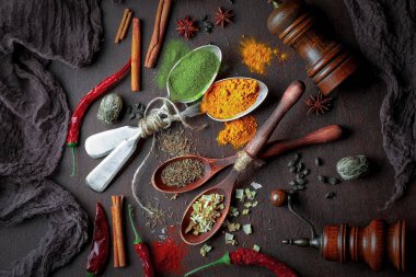 Eski bir arka plan üzerinde mutfak aksesuarları ile yemek pişirmek için baharat