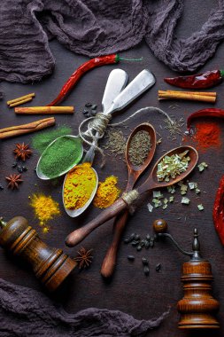 Eski bir arka plan üzerinde mutfak aksesuarları ile yemek pişirmek için baharat