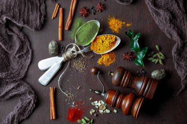 Eski bir arka plan üzerinde mutfak aksesuarları ile yemek pişirmek için baharat