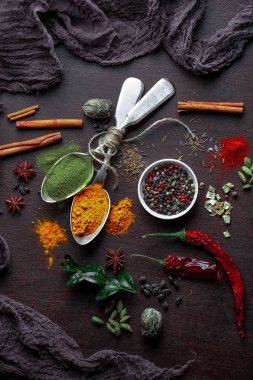 Eski bir arka plan üzerinde mutfak aksesuarları ile yemek pişirmek için baharat