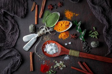 Eski bir arka plan üzerinde mutfak aksesuarları ile yemek pişirmek için baharat