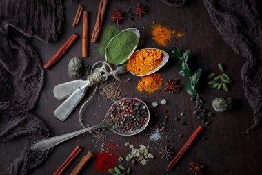 Eski bir arka plan üzerinde mutfak aksesuarları ile yemek pişirmek için baharat