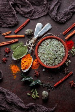Eski bir arka plan üzerinde mutfak aksesuarları ile yemek pişirmek için baharat