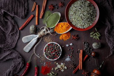 Eski bir arka plan üzerinde mutfak aksesuarları ile yemek pişirmek için baharat