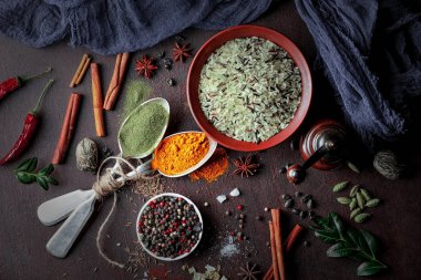 Eski bir arka plan üzerinde mutfak aksesuarları ile yemek pişirmek için baharat