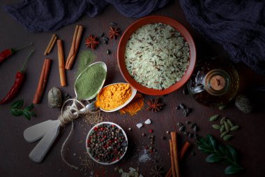 Eski bir arka plan üzerinde mutfak aksesuarları ile yemek pişirmek için baharat