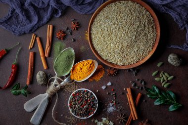 Eski bir arka plan üzerinde mutfak aksesuarları ile yemek pişirmek için baharat