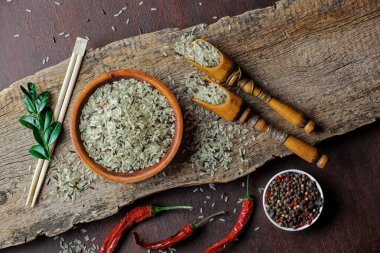 Eski bir arka plan üzerinde mutfak aksesuarları ile yemek pişirmek için baharat