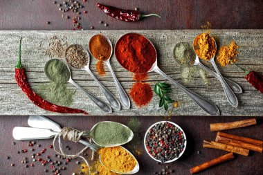 Eski bir arka plan üzerinde mutfak aksesuarları ile yemek pişirmek için baharat