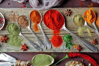 Eski bir arka plan üzerinde mutfak aksesuarları ile yemek pişirmek için baharat