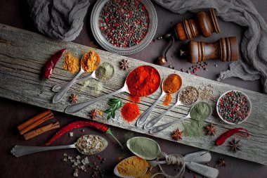 Eski bir arka plan üzerinde mutfak aksesuarları ile yemek pişirmek için baharat