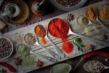 Eski bir arka plan üzerinde mutfak aksesuarları ile yemek pişirmek için baharat