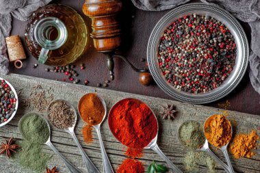 Eski bir arka plan üzerinde mutfak aksesuarları ile yemek pişirmek için baharat