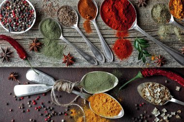 Eski bir arka plan üzerinde mutfak aksesuarları ile yemek pişirmek için baharat