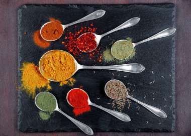 Eski bir arka plan üzerinde mutfak aksesuarları ile yemek pişirmek için baharat