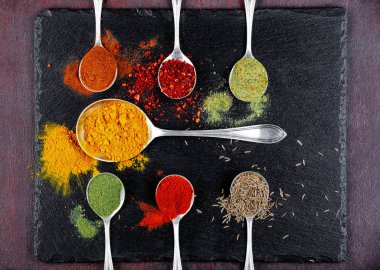 Eski bir arka plan üzerinde mutfak aksesuarları ile yemek pişirmek için baharat