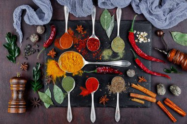 Eski bir arka plan üzerinde mutfak aksesuarları ile yemek pişirmek için baharat