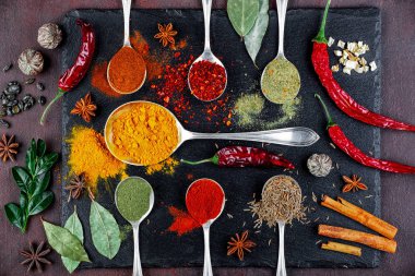 Eski bir arka plan üzerinde mutfak aksesuarları ile yemek pişirmek için baharat