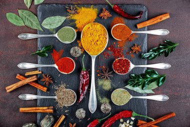 Eski bir arka plan üzerinde mutfak aksesuarları ile yemek pişirmek için baharat