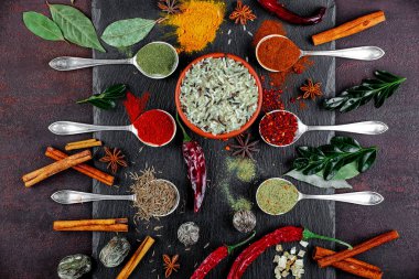 Eski bir arka plan üzerinde mutfak aksesuarları ile yemek pişirmek için baharat