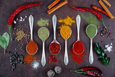 Eski bir arka plan üzerinde mutfak aksesuarları ile yemek pişirmek için baharat