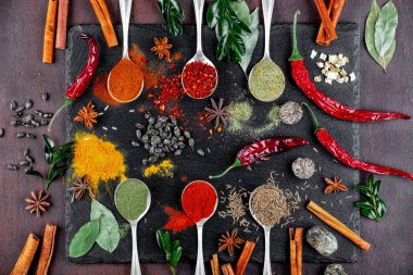 Eski bir arka plan üzerinde mutfak aksesuarları ile yemek pişirmek için baharat