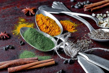 Eski bir arka plan üzerinde mutfak aksesuarları ile yemek pişirmek için baharat