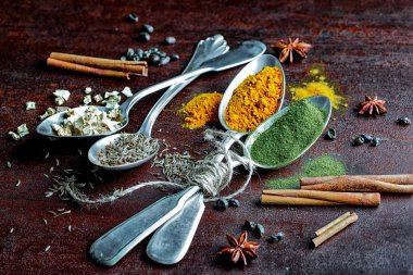 Eski bir arka plan üzerinde mutfak aksesuarları ile yemek pişirmek için baharat