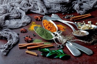 Eski bir arka plan üzerinde mutfak aksesuarları ile yemek pişirmek için baharat