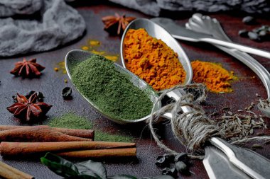 Eski bir arka plan üzerinde mutfak aksesuarları ile yemek pişirmek için baharat