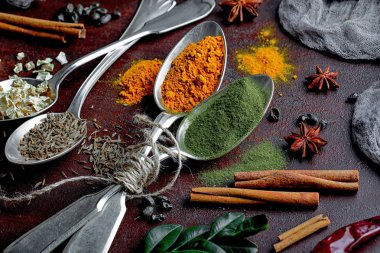 Eski bir arka plan üzerinde mutfak aksesuarları ile yemek pişirmek için baharat