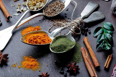 Eski bir arka plan üzerinde mutfak aksesuarları ile yemek pişirmek için baharat