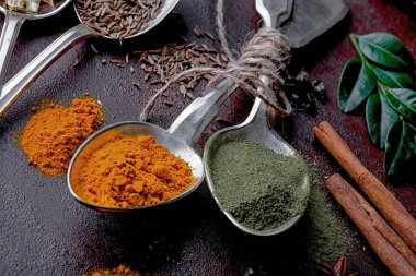 Eski bir arka plan üzerinde mutfak aksesuarları ile yemek pişirmek için baharat