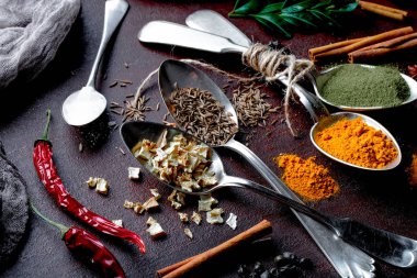 Eski bir arka plan üzerinde mutfak aksesuarları ile yemek pişirmek için baharat