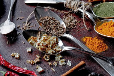 Eski bir arka plan üzerinde mutfak aksesuarları ile yemek pişirmek için baharat
