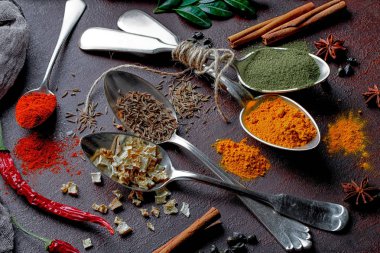 Eski bir arka plan üzerinde mutfak aksesuarları ile yemek pişirmek için baharat