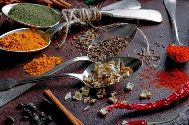 Eski bir arka plan üzerinde mutfak aksesuarları ile yemek pişirmek için baharat