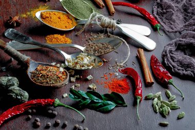 Eski bir arka plan üzerinde mutfak aksesuarları ile yemek pişirmek için baharat